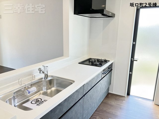 碧南市坂口町2号棟のキッチン|家族の距離が縮まる対面式システムキッチン。キッチンを中心に笑顔と会話がはずむ開放的なスタイルです♪勝手口もあるので便利ですね