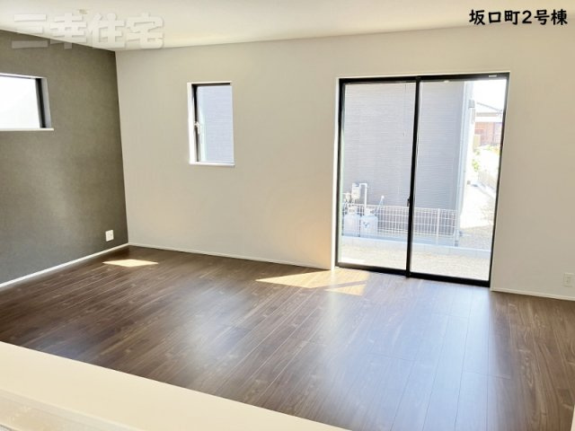 碧南市坂口町の居間・リビング|とっても広いリビング18帖。アクセントクロスがオシャレです