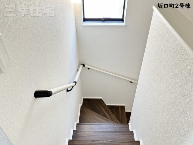 碧南市坂口町2号棟の設備|階段には手すりがあります。転落の防止や体への負担を軽減します♪