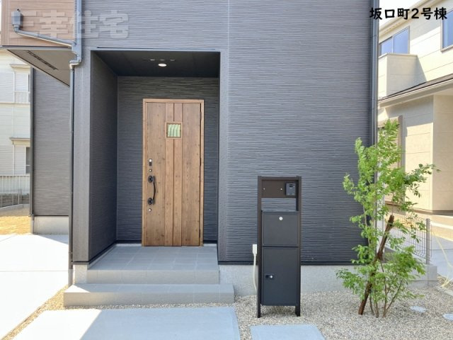 碧南市坂口町の玄関|玄関の鍵はスマートキー、宅配ボックス、シャッターもあって防犯対策も安心です