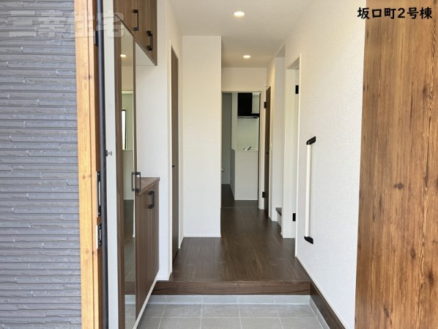 碧南市坂口町の玄関|落ち着きのあるモダンなフローリング。玄関ドアを開けた時から木の温もりを感じられます