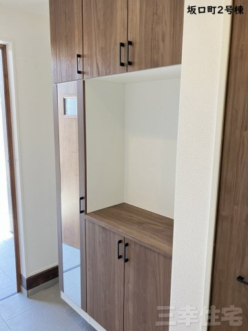碧南市坂口町2号棟の収納|玄関には姿見鏡があります！お出かけ前に身だしなみチェックを