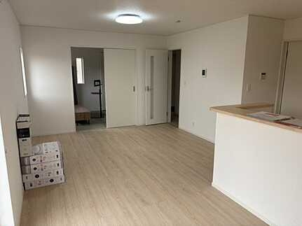 東広島市八本松飯田４丁目　新築一戸建て(全4棟)の前面道路含む現地写真