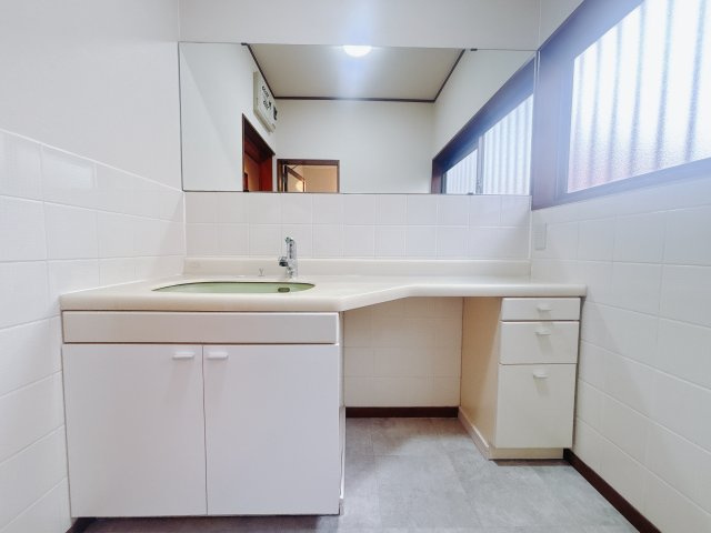 【中古戸建】足利市百頭町の独立洗面台|■独立洗面台｜ゆとりのある洗面脱衣室は、朝の身支度の際、鏡の前に親子で並んでも大丈夫な広さです。
