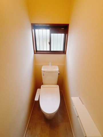 【中古戸建】足利市百頭町のトイレ|■トイレ｜1階と2階にトイレがございます♪壁には小物を置けるスペースがあるのでトイレットペーパーのストックを置いておくのにも便利です♪写真などを飾ってもおしゃれですね♪