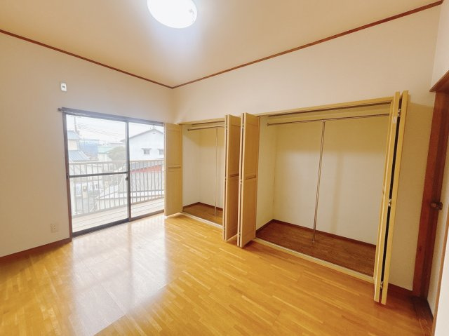 【中古戸建】足利市百頭町の洋室|■2階洋室｜洋室｜ナチュラルカラーの床です。模様替えなどとても楽しく工夫できます♪陽当たり、風通しもとても良いので毎日快適な生活スタートです！子供部屋にも良いですね♪