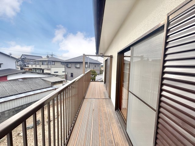 【中古戸建】足利市百頭町のバルコニー|■バルコニー｜バルコニー｜お布団がたくさん干せますね♪バルコニーから入る日差しは暖かく、爽快な朝の目覚めを促してくれます♪洗濯物やお布団を干して太陽の香りを吸い込んだお布団で夜はおやすみください。