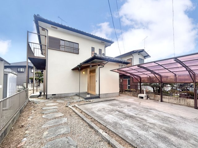 【中古戸建】足利市百頭町の駐車場|■駐車場｜広々とした駐車スペースで楽々駐車可能！お買い物後もスムーズにお荷物を運べます♪