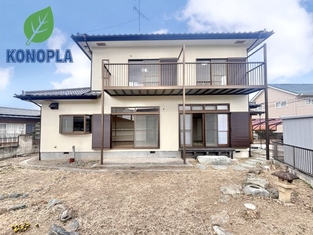 【中古戸建】足利市百頭町の外観|■外観｜南側のお庭なので日当たりバッチリ！道路から離れたお庭なのでお子様が外で遊ぶ際も安心です♪リビングからお庭が見える子育て世帯にも嬉し設計です♪