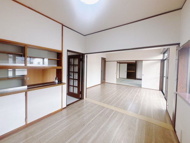 【中古戸建】足利市百頭町の居間・リビング|■リビング｜出来上がった料理を運びやすいLDK♪お料理中も家族との会話がはずみます♪