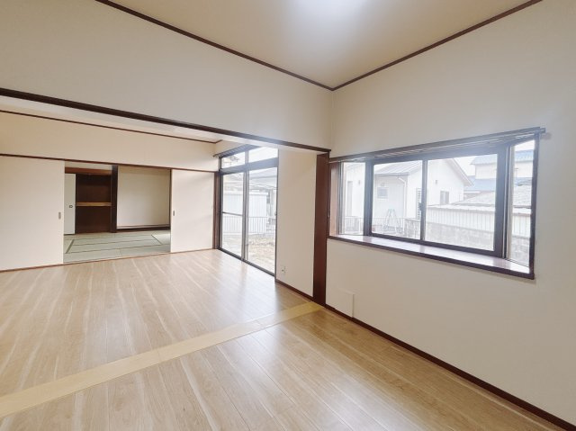 【中古戸建】足利市百頭町の居間・リビング|■リビング｜窓から射し込む陽射しが縦横に広がり、あたたかな空間を形作ります♪木目のきれいなフローリングとシンプルな壁紙は、一日中家に居ても飽きることなく過ごすことができる素敵な空間です♪