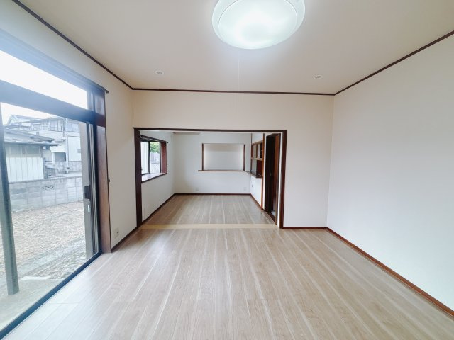 【中古戸建】足利市百頭町の居間・リビング|■リビング｜時の流れと共に陽射しは装いを変え空間に新たな彩りを与えます。一日中家に居ても飽きることなく過ごすことができる素敵な空間です♪