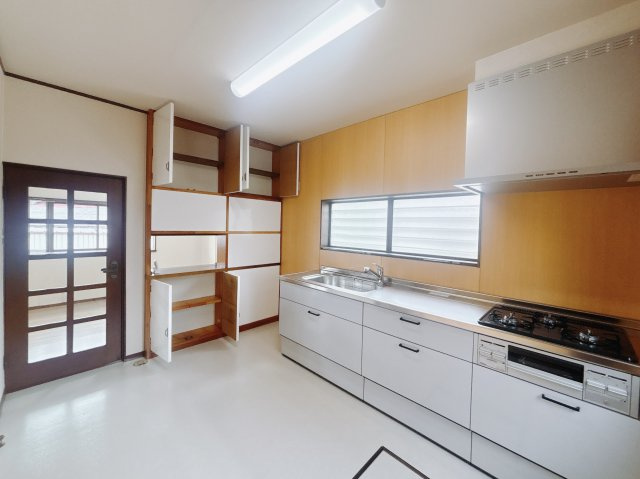 【中古戸建】足利市百頭町のキッチン|■キッチン｜お子様といっしょにお料理をつくったり、ちょっとしたパーティーも楽しめます。フラットなのでお掃除がしやすいのもポイントです♪