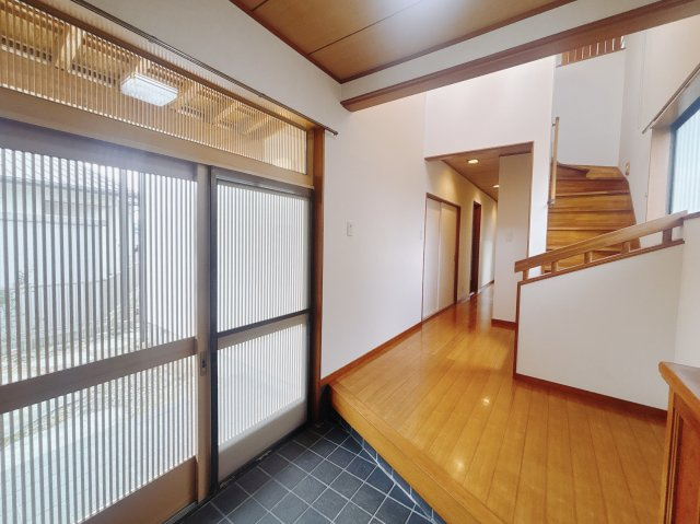 【中古戸建】足利市百頭町の玄関|■玄関｜毎日の「いってらっしゃい」や「お帰りなさい」を大切なご家族と過ごす玄関は〈使いやすさ〉を追求しております。玄関横の物入は急な来客時でもさっとお片付けできるスペースを確保しています。