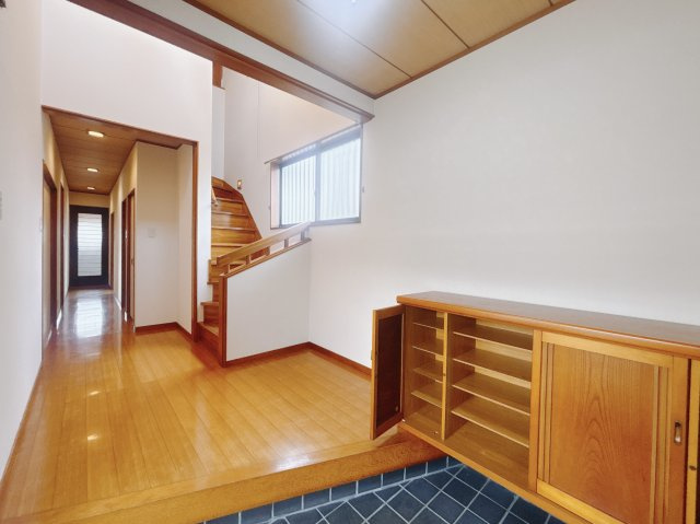 【中古戸建】足利市百頭町の玄関|■玄関｜収納豊富な玄関♪