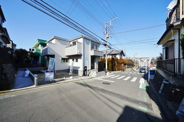 【横浜市保土ケ谷区権太坂1丁目16-22新築戸建て】★仲介手数料無料★（権太坂小学校・境木中学校）の前面道路含む現地写真