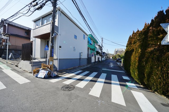 【横浜市保土ケ谷区権太坂1丁目16-22新築戸建て】★仲介手数料無料★（権太坂小学校・境木中学校）の前面道路含む現地写真