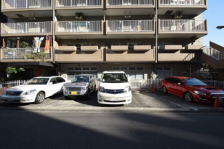 【駐車場】 | マンションの駐車場スペース。空きの有無や駐車料金、サイズ規定などについては、改めてお問い合わせください。～即日のご見学可能～　お問合せはお気軽にどうぞ。