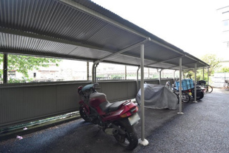 【駐車場】 | バイク置き場。空き区画の有無や駐輪料金、サイズおよび排気量規定などについては、改めてお問い合わせください。～即日のご見学可能～　お問合せはお気軽にどうぞ。