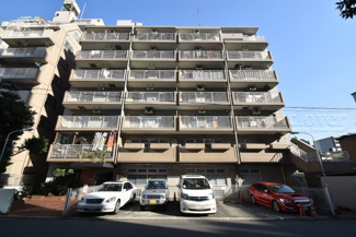 【外観】 | 手入れの行き届いた外壁やエントランスなど、「見ればわかる」レベルで清潔感を保ったマンションです。築年数を感じさせない姿で皆様をお出迎えします。～即日のご見学可能～　お問合せはお気軽にどうぞ。