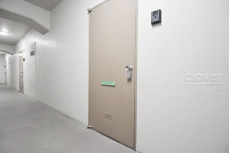 【その他共用部分】 | 皆様をお迎えする、お部屋の玄関ドア。開けやすさや開放角度、ドアノブの操作しやすさや鍵の形状などを、現地で一度ご確認ください。～即日のご見学可能～　お問合せはお気軽にどうぞ。