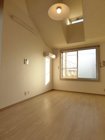 【洋室】 | ヴェルテ奥西Ⅱ | 天井の高い居室スペース。