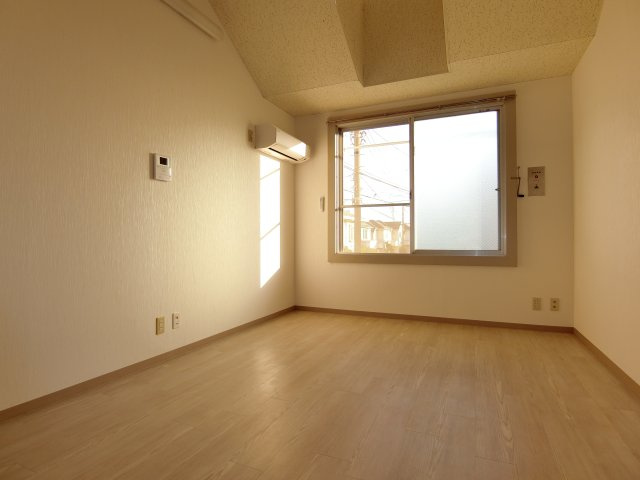 【居間・リビング】 | ヴェルテ奥西Ⅱ | 南向きの明るい居室スペース。