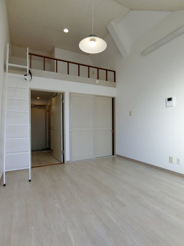 【居間・リビング】 | ヴェルテ奥西Ⅱ | 上部にロフトスペースあり。