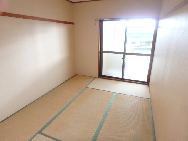 【寝室】 | シャルム三田 | 明るい和室