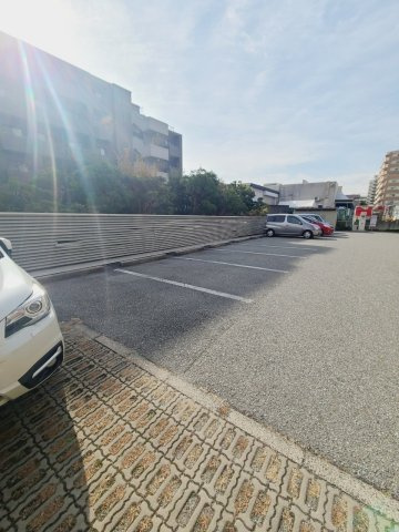 フロンティアホームズ芦屋の駐車場