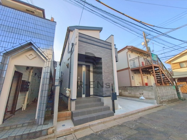 【外観】 | 練馬区下石神井２丁目　新築戸建て | 素材感や色合いの調和が、美しく整った印象を与えます