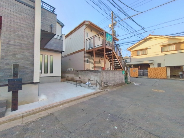 【前面道路含む現地写真】 | 練馬区下石神井２丁目　新築戸建て | 見通しもよく落ち着いた住宅街でゆったり過ごせる住環境