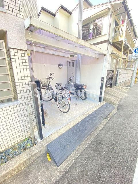 ロイヤルメゾン塚口Ⅺの駐車場