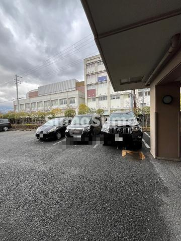 ベルメゾン若王寺の駐車場