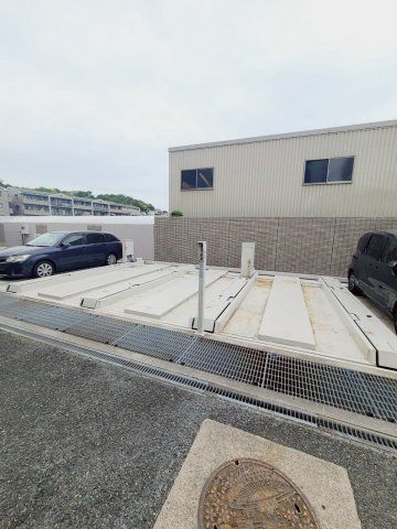 ロイヤルシャトー門戸の駐車場