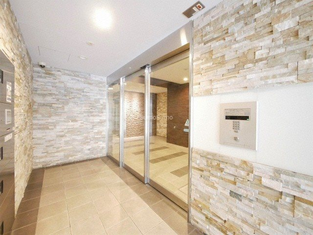 レジュールアッシュ松屋町のエントランス