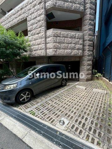 プレサンス難波EASTモダニティの駐車場
