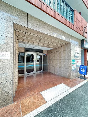 ローヤルシャトー立花のエントランス