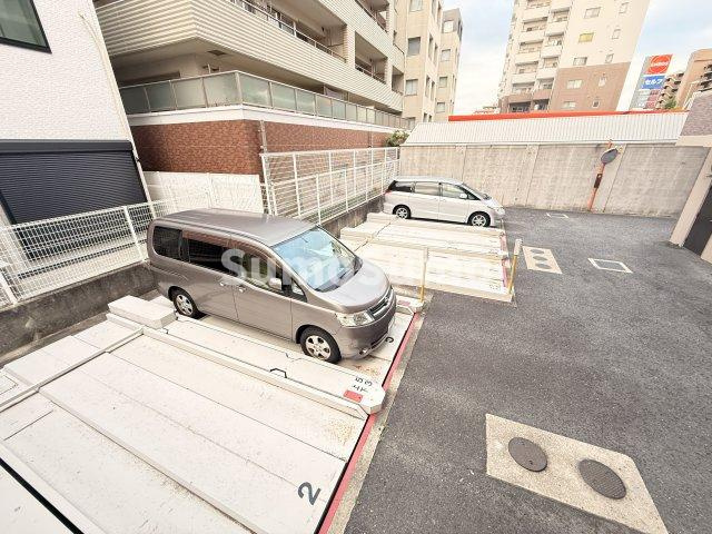 ロイヤルコート本山の駐車場