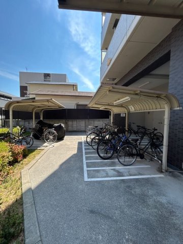 ロイスグラン神戸下沢通の駐車場