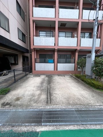 ホップス板宿の駐車場