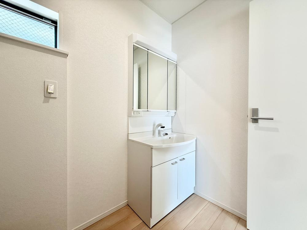 【Cradle garden】東久留米市滝山第11の洗面所|洗面台も収納豊富なので、かさ張るスキンケア品等も楽々収納できます。朝の身支度が時短できそうですね。