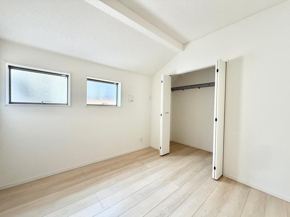【Cradle garden】東久留米市滝山第11の洋室|全居室の窓は断熱・防露性に優れた「ペアガラス」を採用しております。ロックも３重になっておりますので防犯性能も安心の設備です。
