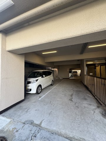 ロイヤルハイツ兵庫の駐車場