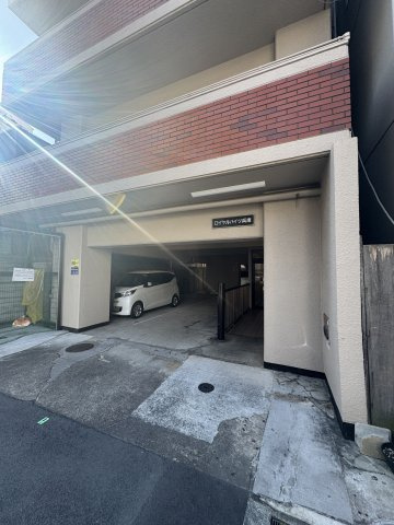 ロイヤルハイツ兵庫の駐車場