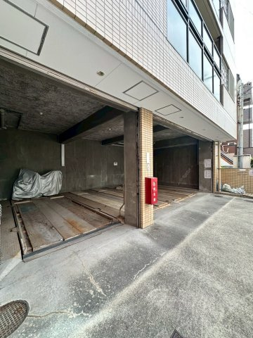 ロイヤルメゾン芦屋Ⅵの駐車場