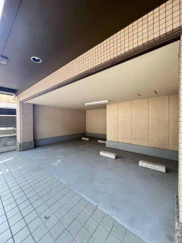 ロイヤルメゾン六甲道の駐車場