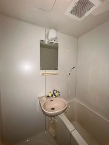 ロイヤルメゾン六甲道の洗面所