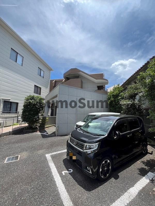 メゾン長宗の駐車場|駐車場があるので、車を買う予定の方も安心です