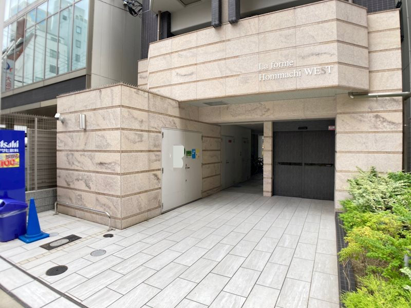 ラ・フォルム本町WESTのエントランス